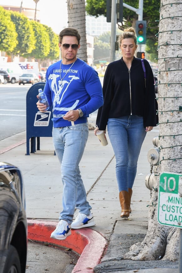 Exclusif - Mark Wahlberg et sa femme Rhea Durham vont déjeuner avec un ami au restaurant "Jersey Mike's Subs" à Beverly Hills, le 22 janvier 2020.
