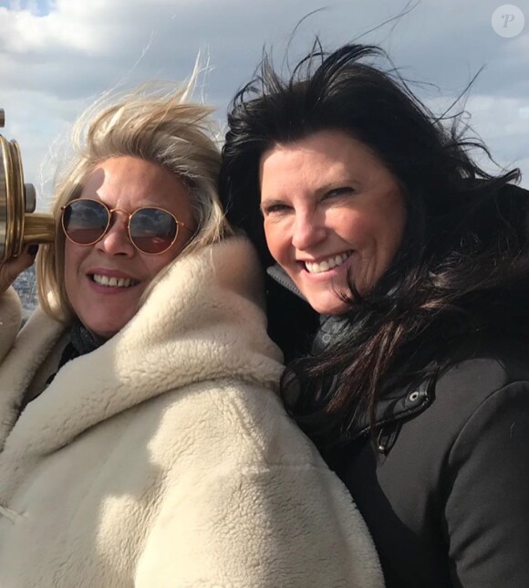 Samantha Fox déclare sa flamme à Linda Olsen pour la Saint-Valentin. Le 14 février 2020.