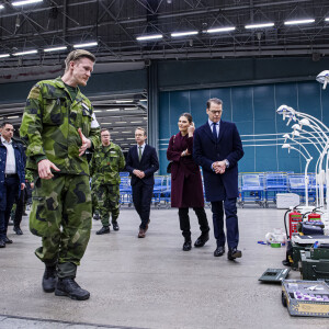 La princesse Victoria de Suède, le prince Daniel - Installation d'un hôpital de campagne au parc des expositions Stockholmsmässan de Stockholm par l'armée pour lutter contre l'épidémie de Coronavirus (COVID-19) le 26 mars 2020.