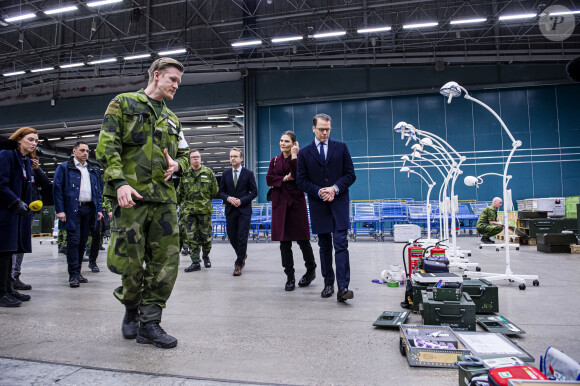 La princesse Victoria de Suède, le prince Daniel - Installation d'un hôpital de campagne au parc des expositions Stockholmsmässan de Stockholm par l'armée pour lutter contre l'épidémie de Coronavirus (COVID-19) le 26 mars 2020.