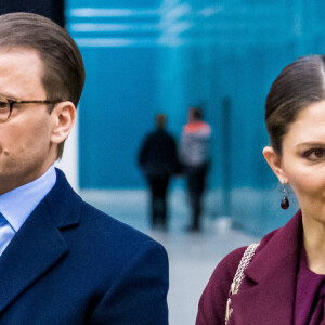 La princesse Victoria de Suède et le prince Daniel visitent l'hôpital militaire de campagne installé au parc des expositions de Stockholm pour faire face à la crise du Coronavirus (COVID-19) le 26 mars 2020.