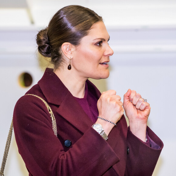 La princesse Victoria de Suède et le prince Daniel visitent l'hôpital militaire de campagne installé au parc des expositions de Stockholm pour faire face à la crise du Coronavirus (COVID-19) le 26 mars 2020.