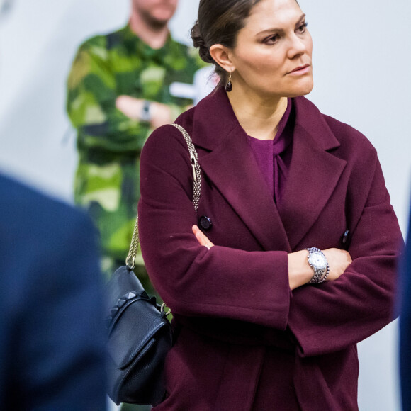 La princesse Victoria de Suède et le prince Daniel visitent l'hôpital militaire de campagne installé au parc des expositions de Stockholm pour faire face à la crise du Coronavirus (COVID-19) le 26 mars 2020.