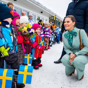 La princesse Victoria et le prince Daniel de Suède à l'école maternelle Älvstranden à Pello en Finlande dans le cadre de leur visite officielle à Övertorneå en Suède, le 10 mars 2020.