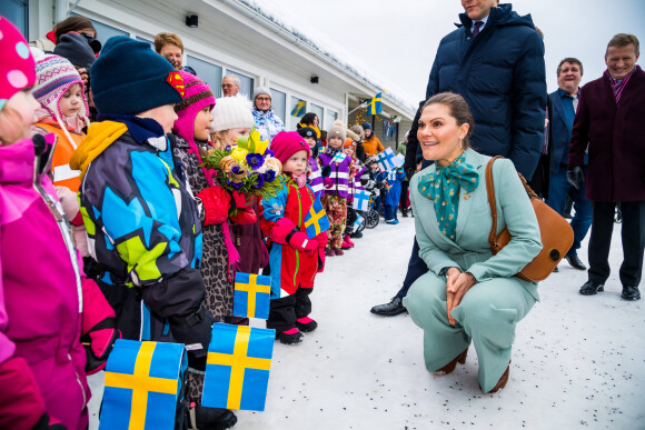 La princesse Victoria et le prince Daniel de Suède à l'école maternelle Älvstranden à Pello en Finlande dans le cadre de leur visite officielle à Övertorneå en Suède, le 10 mars 2020.