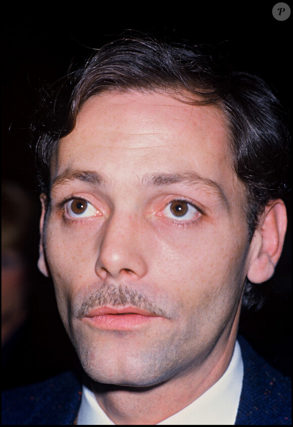 Archives - Patrick Dewaere à la première du film "Mille Milliards de dollars". Paris. Le 9 février 1982.