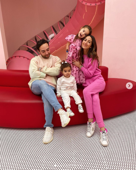 Arielle Charnas, son mari Brandon Charnas et leurs deux filles. Mars 2020.