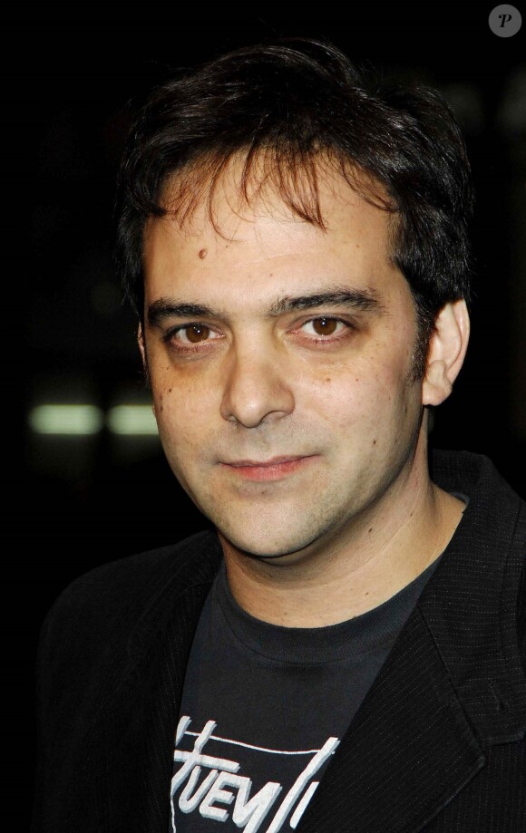 Info - Adam Schlesinger du groupe Fountain of Wayne est décédé des suites du coronavirus (COVID-19). Adam Schlesinger lors de la première du nouveau film de Warner Bros. Photos MUSIQUE ET PAROLES, tenue au théâtre chinois de Graumann. le 2 juillet 2007.