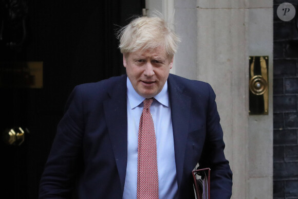 Le Premier ministre britannique Boris Johnson quitte le 10 Downing Street, en pleine période de confinement à cause de l'épidémie de coronavirus (Covid-19). Le 25 mars 2020.