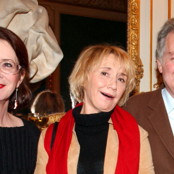 Dominique Lavanant, Marie-Anne Chazel, Yves Rousset-Rouart et Michel Blanc - Michel Blanc reçoit le prix Henri Jeanson pour l'ensemble de son oeuvre. Le 9 décembre 2002. ©Giancarlo Gorassini/ABACA