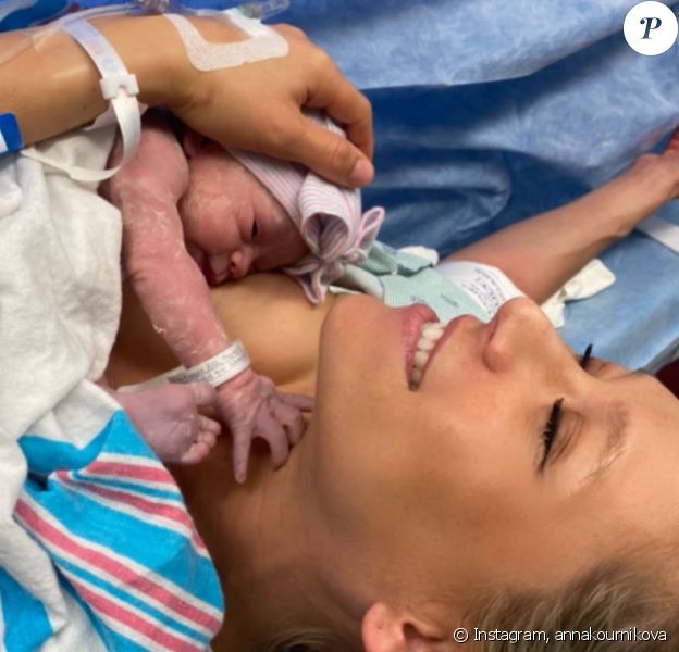 Anna Kournikova dévoile les premières photos de son troisième enfant avec Enrique Iglesias sur Instagram, le 13 février 2020.