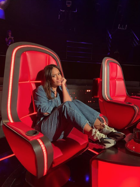Amel Bent sur son fauteuil de coach de The Voice. Janvier 2020.