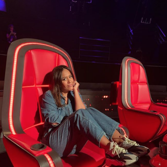 Amel Bent sur son fauteuil de coach de The Voice. Janvier 2020.