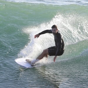 Exclusif - Chris Hemsworth fait du surf avec les dauphins à Byron Bay, en Australie. Le 22 mars 2020.