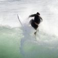 Exclusif - Chris Hemsworth fait du surf avec les dauphins à Byron Bay, en Australie. Le 22 mars 2020.