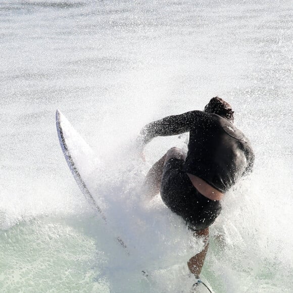 Exclusif - Chris Hemsworth fait du surf avec les dauphins à Byron Bay, en Australie. Le 22 mars 2020.