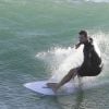 Exclusif - Chris Hemsworth fait du surf avec les dauphins à Byron Bay, en Australie. Le 22 mars 2020.