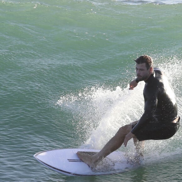 Exclusif - Chris Hemsworth fait du surf avec les dauphins à Byron Bay, en Australie. Le 22 mars 2020.