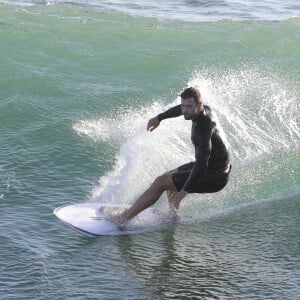 Exclusif - Chris Hemsworth fait du surf avec les dauphins à Byron Bay, en Australie. Le 22 mars 2020.