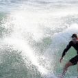 Exclusif - Chris Hemsworth fait du surf avec les dauphins à Byron Bay, en Australie. Le 22 mars 2020.