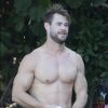 Exclusif - Chris Hemsworth fait du surf avec les dauphins à Byron Bay, en Australie. Le 22 mars 2020.