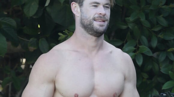 Chris Hemsworth : Surfeur habile et musclé, plus sexy que son grand frère Luke ?
