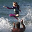 Exclusif - Luke Hemsworth ("Westworld"), le grand frère de Chris et Liam Hemsworth, profite des joies de la plage avec sa fille à Byron Bay en la faisant sauter dans les vagues, le 22 mars 2020.