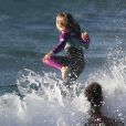 Exclusif - Luke Hemsworth ("Westworld"), le grand frère de Chris et Liam Hemsworth, profite des joies de la plage avec sa fille à Byron Bay en la faisant sauter dans les vagues, le 22 mars 2020.