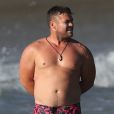 Exclusif - Luke Hemsworth ("Westworld"), le grand frère de Chris et Liam Hemsworth, profite des joies de la plage avec sa fille à Byron Bay en la faisant sauter dans les vagues, le 22 mars 2020.