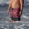 Exclusif - Luke Hemsworth ("Westworld"), le grand frère de Chris et Liam Hemsworth, profite des joies de la plage avec sa fille à Byron Bay en la faisant sauter dans les vagues, le 22 mars 2020.