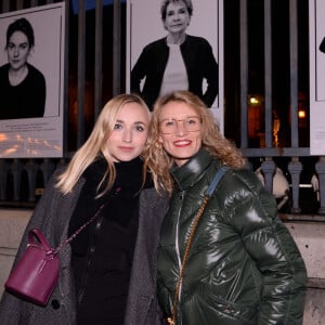 Exclusif - Chloé Jouannet et sa mère Alexandra Lamy au vernissage de l'exposition photos "Libres et égales" à l'occasion de la journée internationale des droits des femmes sur les grilles de la cour d'appel à Paris, France, le 6 mars 2020. A l'occasion de la journée internationale des droits des femmes, la photographe S.Galmot et la haute fonctionnaire à l'égalité femmes-hommes, I.Rome se sont associées pour réaliser une exposition photos portant un message d'espoir et de solidarité envers toutes les femmes, sous l'égide de la Garde des Sceaux, ministre de la Justice. En réunissant ces 28 femmes, la photographe fait passer un message de résilience par l'art et veut mettre en avant la force intérieure qui habite chacune d'entre-elles, leurs envies, leur bienveillance pour cette exposition intitulée: "Livbres et Egales". © Rachid Bellak/Bestimage