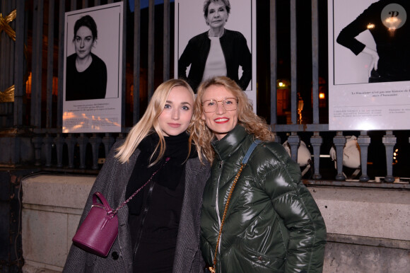 Exclusif - Chloé Jouannet et sa mère Alexandra Lamy au vernissage de l'exposition photos "Libres et égales" à l'occasion de la journée internationale des droits des femmes sur les grilles de la cour d'appel à Paris, France, le 6 mars 2020. A l'occasion de la journée internationale des droits des femmes, la photographe S.Galmot et la haute fonctionnaire à l'égalité femmes-hommes, I.Rome se sont associées pour réaliser une exposition photos portant un message d'espoir et de solidarité envers toutes les femmes, sous l'égide de la Garde des Sceaux, ministre de la Justice. En réunissant ces 28 femmes, la photographe fait passer un message de résilience par l'art et veut mettre en avant la force intérieure qui habite chacune d'entre-elles, leurs envies, leur bienveillance pour cette exposition intitulée: "Livbres et Egales". © Rachid Bellak/Bestimage