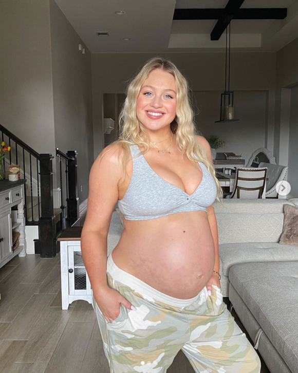 Iskra Lawrence, enceinte de son premier enfant. Avril 2020.