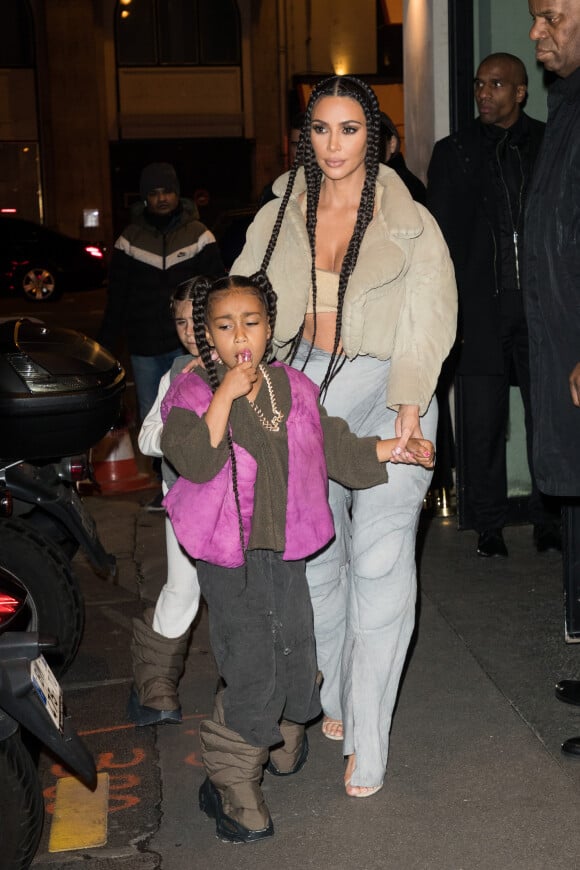 Kanye West, Kim Kardashian, North West, Penelope Disick quittent le restaurant "Le Piaf" ou avait lieu l'after party de la 8ème collection Yeezy à Paris le 2 mars 2020