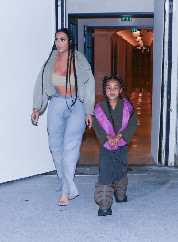 Exclusif - Kim Kardashian et sa fille North West sont allées à la présentation de la 8ème saison du label Yeezy au siège du Parti Communiste à Paris, le 2 mars 2020