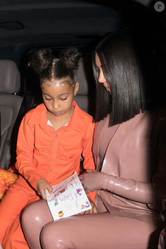 Kim Kardashian et sa soeur Kourtney, avec leurs filles North West et Penelope Disick, quittent le restaurant "Ferdi" à Paris, le 1er Mars 2020.
