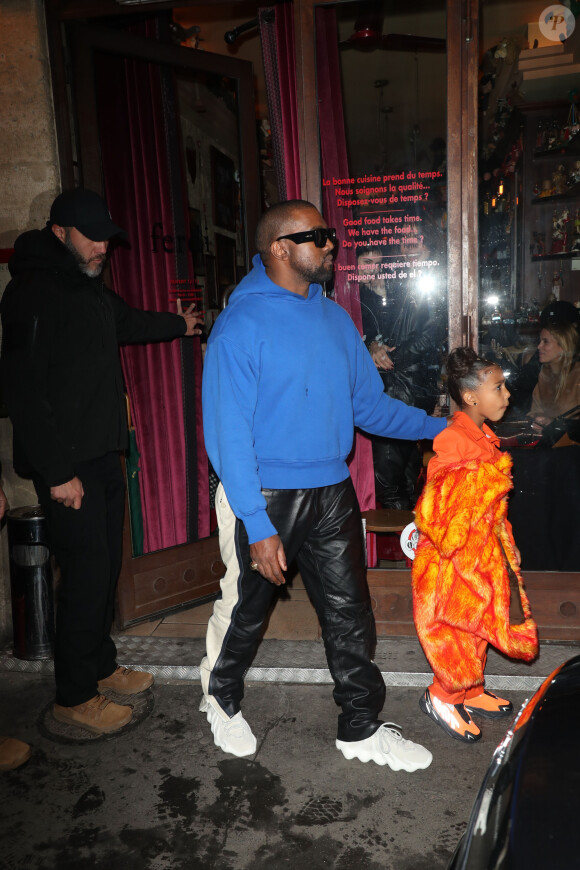 Kim Kardashian et sa soeur Kourtney, avec leurs filles North West et Penelope Disick, quittent le restaurant "Ferdi" à Paris, le 1er Mars 2020.