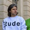 Exclusif - Orelsan porte un sweatshirt blanc avec le logo de la marque Etude, il arrive au Ritz, Paris, le 11 avril 2019.