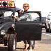 Exclusif - Ewan McGregor et sa fille Anouk tombent en panne en plein milieu de la Pacific Coast Highway, à Santa Monica. Le 31 mars 2020.