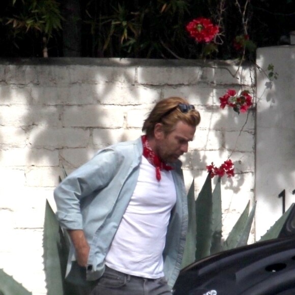 Exclusif - Ewan McGregor et sa fille Anouk tombent en panne en plein milieu de la Pacific Coast Highway, à Santa Monica. Le 31 mars 2020.