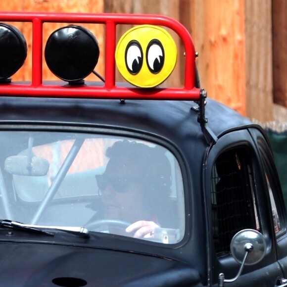 Exclusif - Ewan McGregor et sa fille Anouk tombent en panne en plein milieu de la Pacific Coast Highway, à Santa Monica. Le 31 mars 2020.