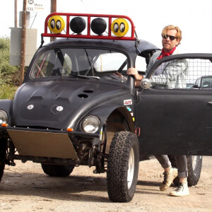 Exclusif - Ewan McGregor et sa fille Anouk tombent en panne en plein milieu de la Pacific Coast Highway, à Santa Monica. Le 31 mars 2020.