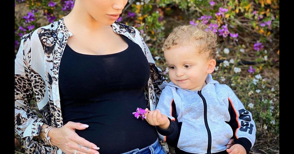 Manon Marsault et son fils Tiago, le 9 avril 2020 - Purepeople