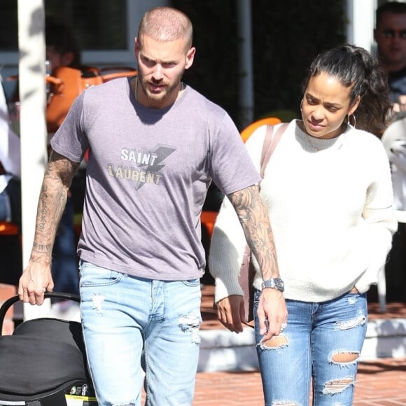 Matt Pokora et sa compagne Christina Milian se baladent avec leur fils Isaiah dans le quartier de West Hollywood à Los Angeles. La petite famille est allée déjeuner chez Fred Segal. Le 11 février 2020.