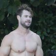 Exclusif - L'acteur de 36 ans, Chris Hemsworth ("Thor") fait du surf avec les dauphins à Byron Bay et laisse apparaître ses muscles saillants, le 22 mars 2020.
