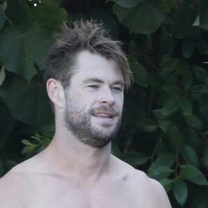 Exclusif - L'acteur de 36 ans, Chris Hemsworth ("Thor") fait du surf avec les dauphins à Byron Bay et laisse apparaître ses muscles saillants, le 22 mars 2020.