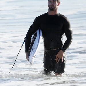 Exclusif - L'acteur de 36 ans, Chris Hemsworth ("Thor") fait du surf avec les dauphins à Byron Bay et laisse apparaître ses muscles saillants, le 22 mars 2020.