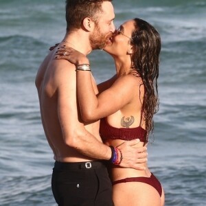 David Guetta et sa compagne Jessica Ledon passent du bon temps sur la plage à Miami, le 23 novembre 2018.