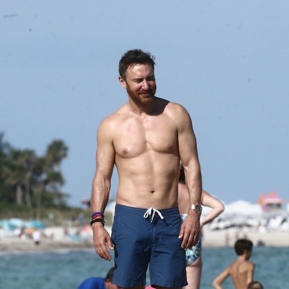 David Guetta profite d'une belle journée ensoleillée sur une plage à Miami. Le 19 novembre 2018