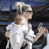 Kate Hudson fête ses 41 ans sur le thème du drive-in, pour respecter la distance sociale pendant l'épidémie de coronavirus (COVID-19). Elle porte sa fille Rani Rose. Pacific Palisades, le 19 avril 2020.